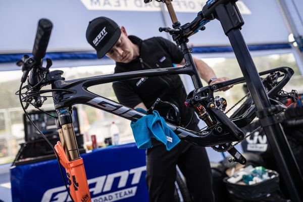 přípravy v továrním týmu Giant