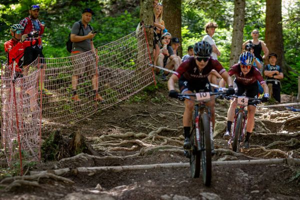 SP XCO Leogang - vnitrotýmový souboj Laury a Siny