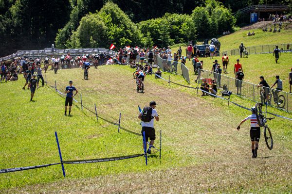 SP XCO Leogang - a startovní pole se jí rychle vzdalovalo