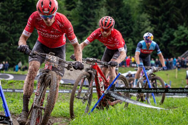 SP - Leogang 2022 - XCC - dvojice z týmu Thömus Maxon tasila drápy