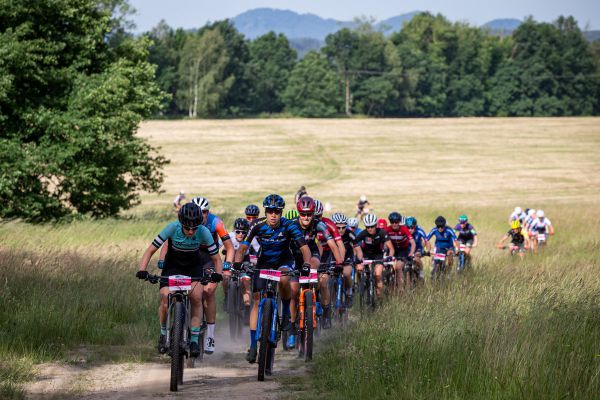 ME XCM 2022 - ani ženy se po startu vůbec nešetřily