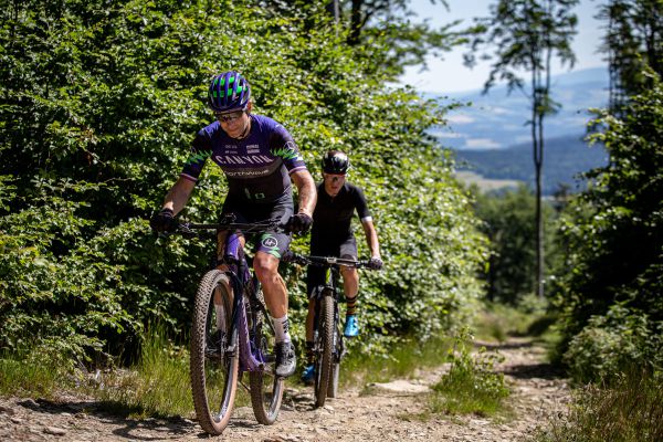 Malevil Cup 2022 - Kristián Hynek si najíždí část tratě na Hvozd