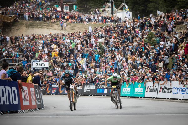 těsný spurt o premiérové vítězství ve SP