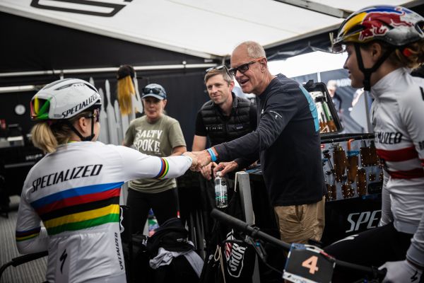 Mike Sinyard přijel podpořit své závodníky