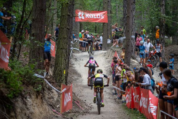 MČR XCO 2022 - Jitka Čábelická stíhá Janu Czeczinkarovou