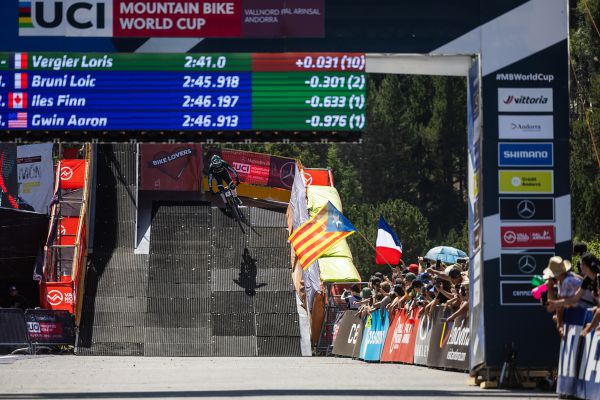 Loris Vergier letí do cíle