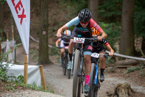 MČR XCO 2022 - Eliška Hanáková zkouší ujet Simoně Spěšné