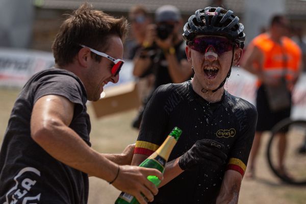 MČR XCO 2022 - v cíli čekala na Ondru "šampaňská" sprcha