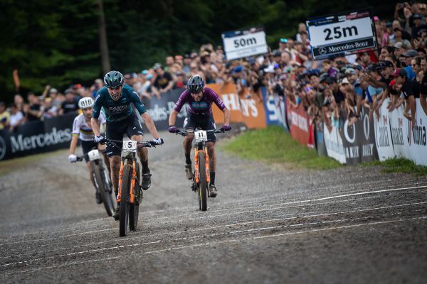 Luca Braidot spurtuje na podium