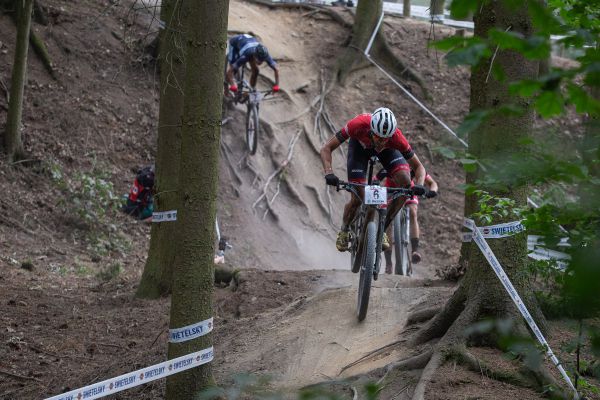 MČR XCO 2022 - Lukáš Kobes vede skupinku pronásledovatelů