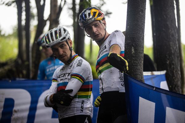 Nino Schurter a Martin Vidaure Kossmann