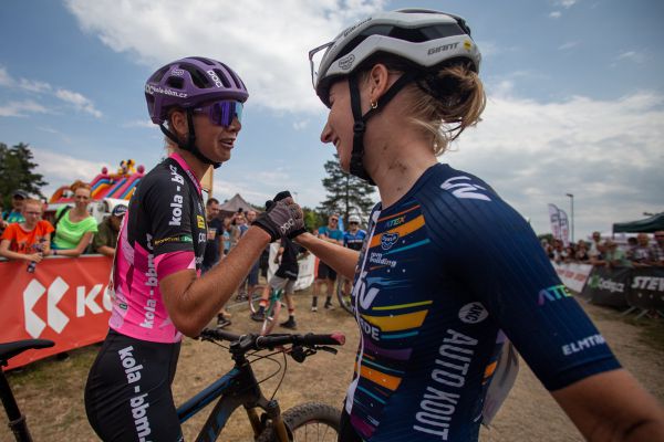 MČR XCO 2022 - gratulace Jany a Adély