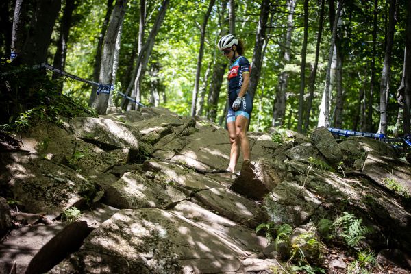 Jolanda Neff obhlíží terén