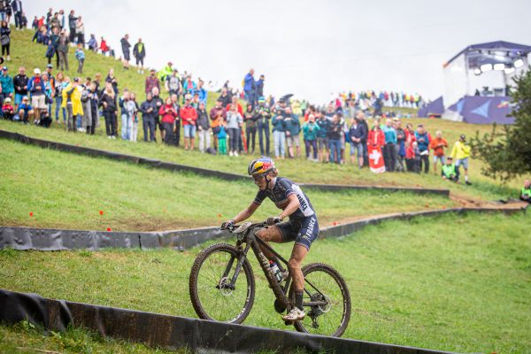 ME XCO 2022 - Pauline stíhá Loanu