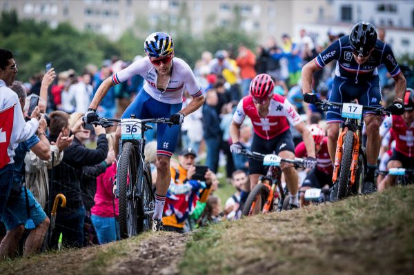 ME XCO 2022 - Tom Pidcock atakuje