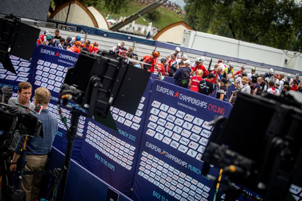 ME XCO 2022 - Thomas Frischknecht pod palbou dotazů