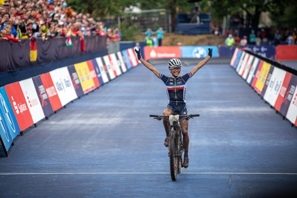 ME XCO 2022 - Loana Lecomte a její první titul ME