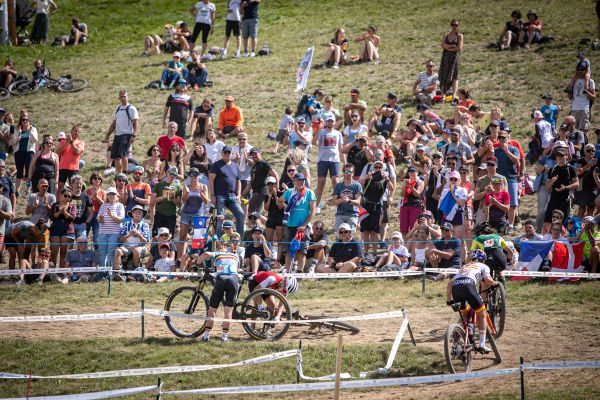 MS Les Gets 2022 - Sina pomáhá otřesené Ghitě