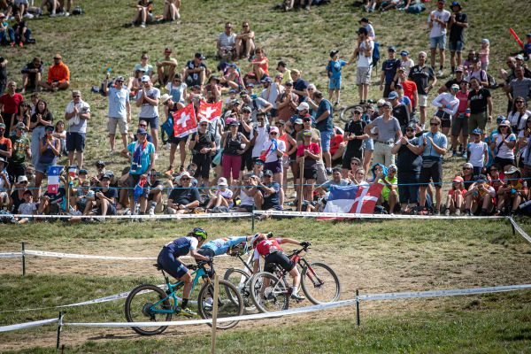 MS Les Gets 2022 - staví u ní Sina Frei a ptá se, co se děje...