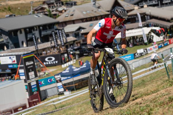 MS XCO 2022 - Nino Schurter už piluje lajny
