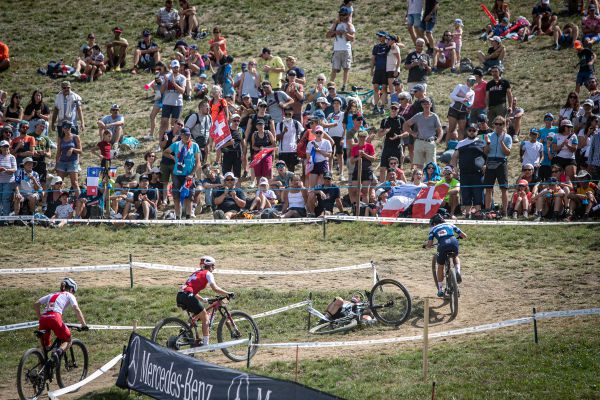 MS Les Gets 2022 - tohle je příběh, Ghita Michiels leží na zemi....