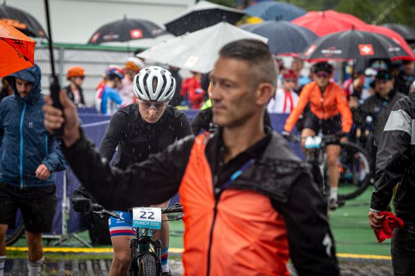 ME XCO 2022 - Jana Czeczinkarová neměla z deště radost