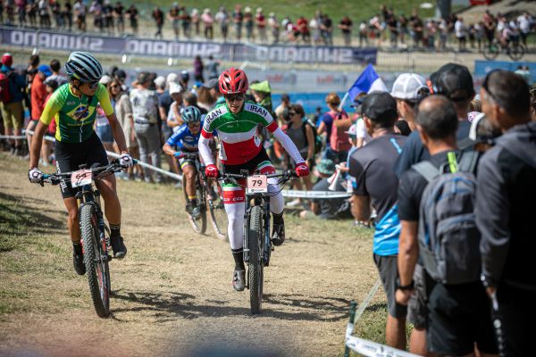 MS Les Gets 2022 - Íránská bikerka Faranak Partazar stále budí pozornost. I kolemprojíždějících...