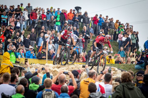 ME XCO 2022 - Sebastian Fini Carstensen vede skupinku pronásledovatelů