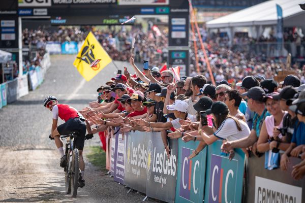 MS Les Gets 2022 - Nino Schurter se naposledy ohlíží