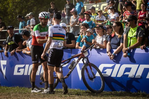Nino Schurter přišel pogratulovat Gerhardu Kerschbaumerovi