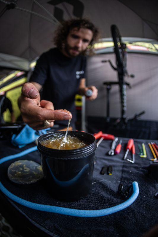 Kdo maže, ten jede.