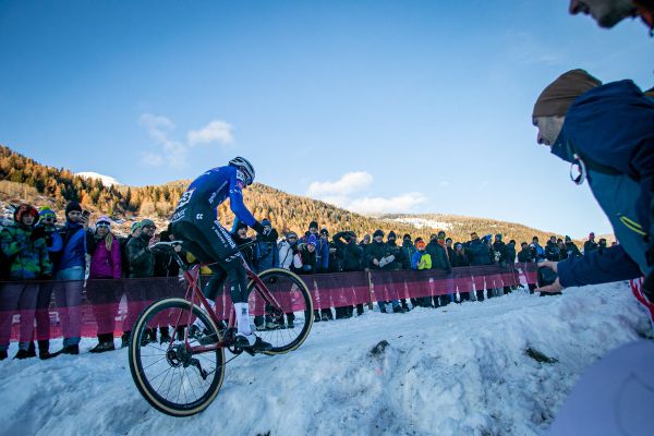 Val di Sole 2022 - mnoho diváků přišlo jen kvůli van der Poelovi