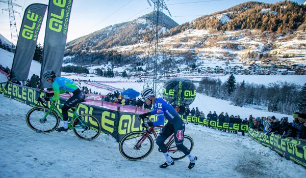 Val di Sole 2022 - Mathieu van der Poel si na sněhu 100% jistý nebyl