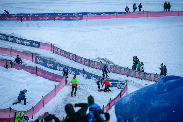 Val di Sole 2022 - Eli Iserbyt a osundá zatáčka v níž si poranil ruku