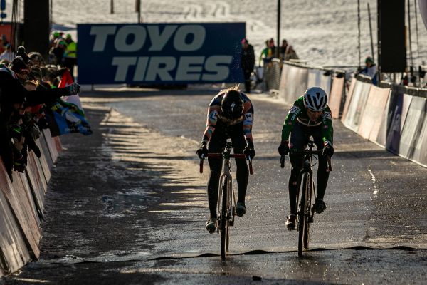 Val di Sole 2022 - domácí Silvia Persico a její letošní první start v SP, v boji o 4. místo těsně poráží Maghalie Rochette