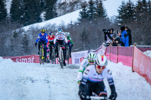 Val di Sole 2022 - pozdější vítězka Puck Pieterse zpočátku nestačila