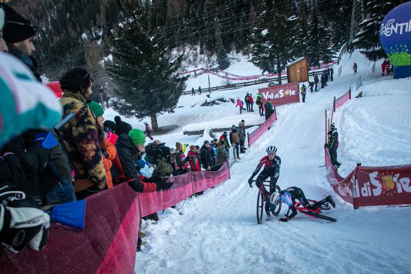 Val di Sole 2022 - jedna ze závodnic hodila šipku příímo pod kola Kačky