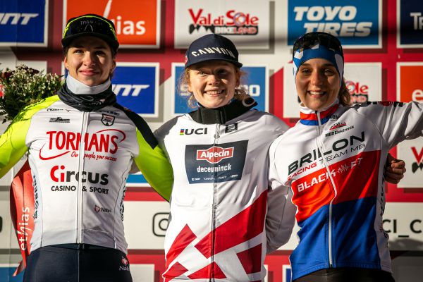 Val di Sole 2022 - tři nejlepší závodnice U23, Kiki poprvé na bedně