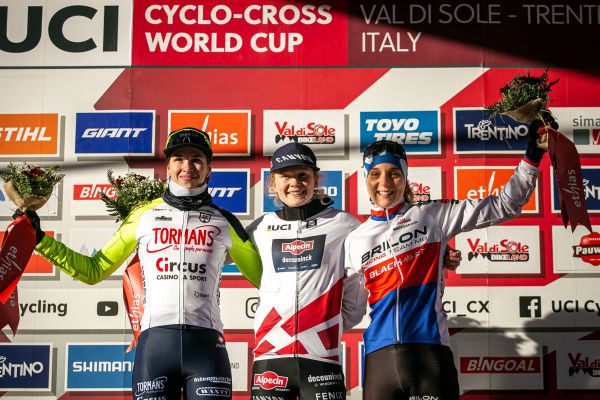 Val di Sole 2022 - tři nejlepší závodnice U23, Kiki poprvé na bedně