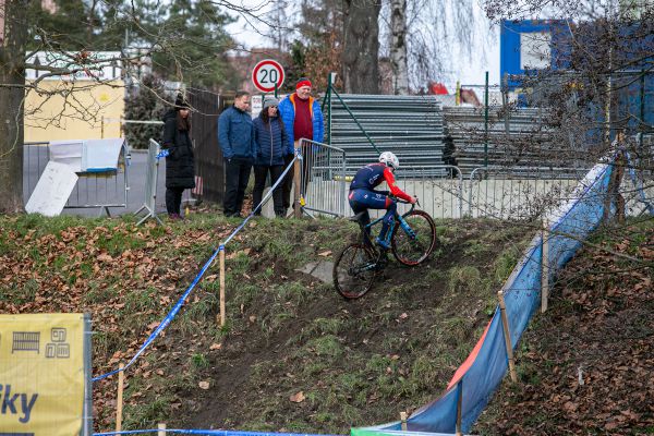 MČR - Ml. Boleslav 2023 - sobota - Matěj Stránský zdolává "výběh" v sedle
