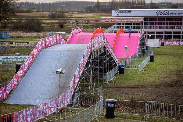 MS Hoogerheide 2023 - čtvrtek - závodníci mají v jednom kole 5 mostů