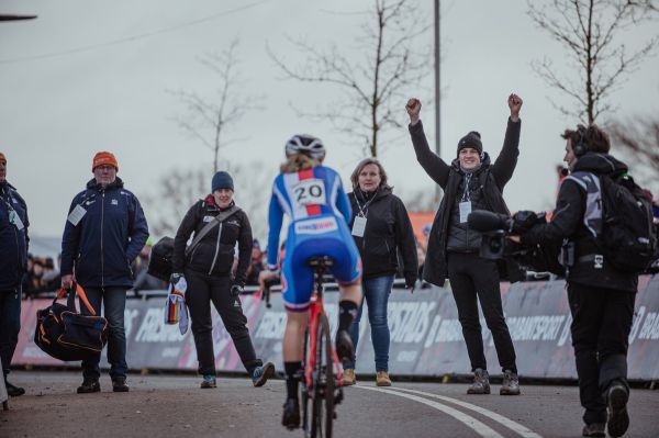 MS Hoogerheide 2023 - první gratulant Kristýně Zemanové byl Tomáš Ježek