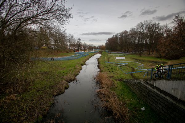 MČR - Ml. Boleslav 2023 - sobota - celou trať rozděluje na polovinu potok Klenice