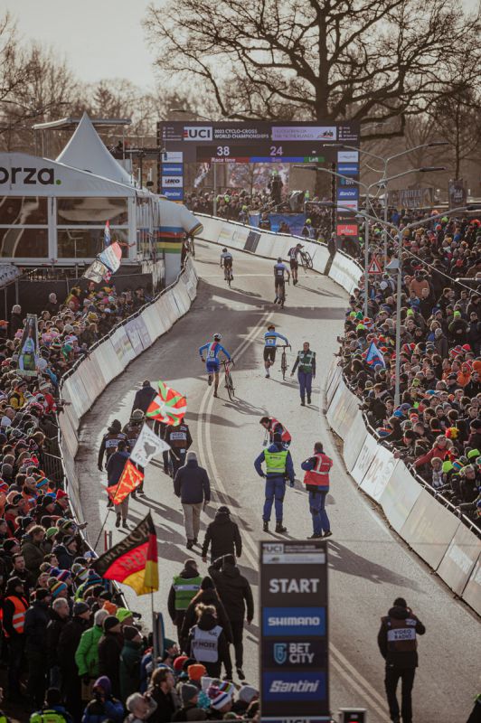 MS Hoogerheide 2023 - Filip Samec běží ze startu úplně poslední