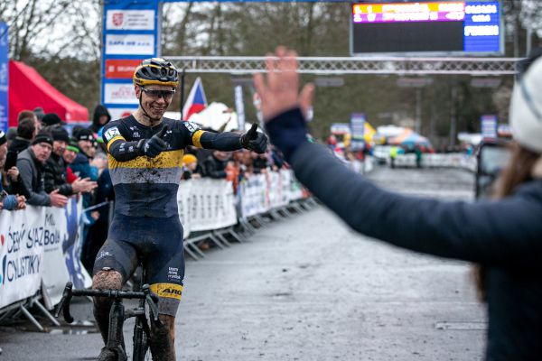 MČR - Ml. Boleslav 2023 - Matyáš zdraví sestru Julii, rovněž stříbrnou