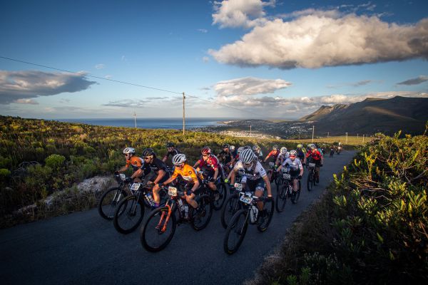 Cape Epic 2023 - 1. etapa - slunce vykouklou právě včas
