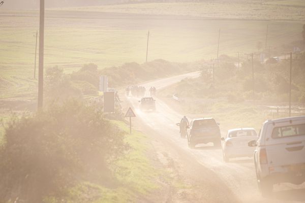 Cape Epic 2023 - 2. etapa - nemalou část trati strávili závodníci na gravel cestách