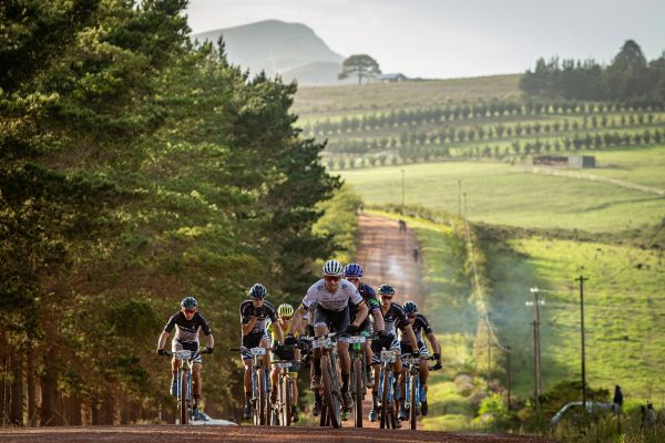 Cape Epic 2023 - 3. etapa - skupinka pronásledovatelů