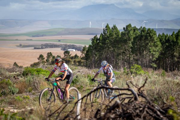 Cape Epic 2023 - 1. etapa - Candice Lill a Amy Wakefield
