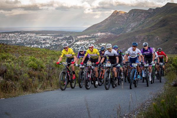 Cape Epic 2023 - 1. etapa - stoupání nad Hermanus